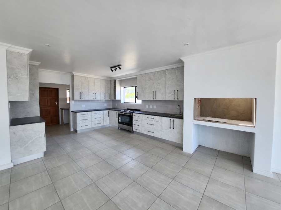 To Let 5 Bedroom Property for Rent in Wavecrest Eastern Cape